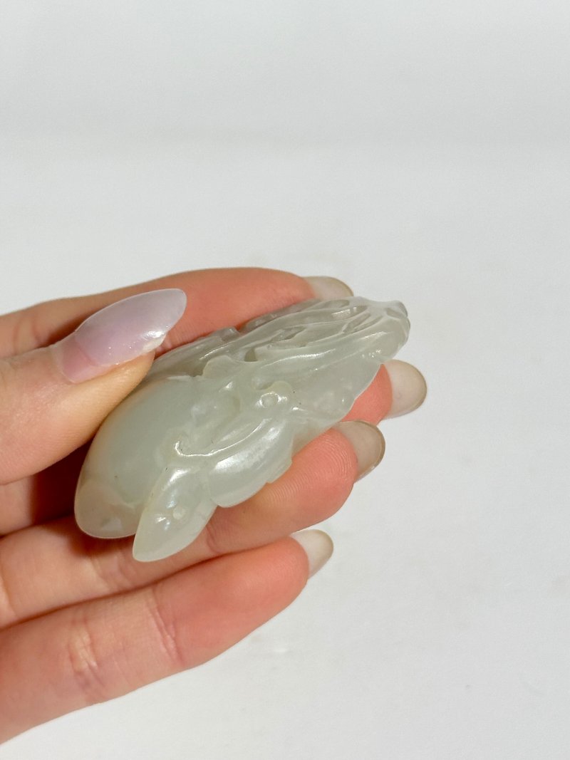 十九/二十世紀 白玉⌈瓜瓞綿綿⌋墜 | A WHITE JADE 'BAT AND GOURD' PENDANT - 图3