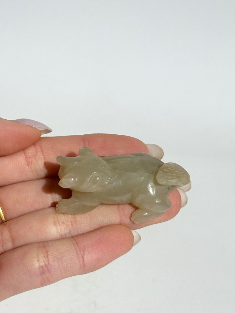 十九/二十世紀 青白玉⌈貓⌋、⌈天祿⌋把件 | TWO GREENISH WHITE JADE CARVINGS OF A CAT AND A TIANLU - 图3