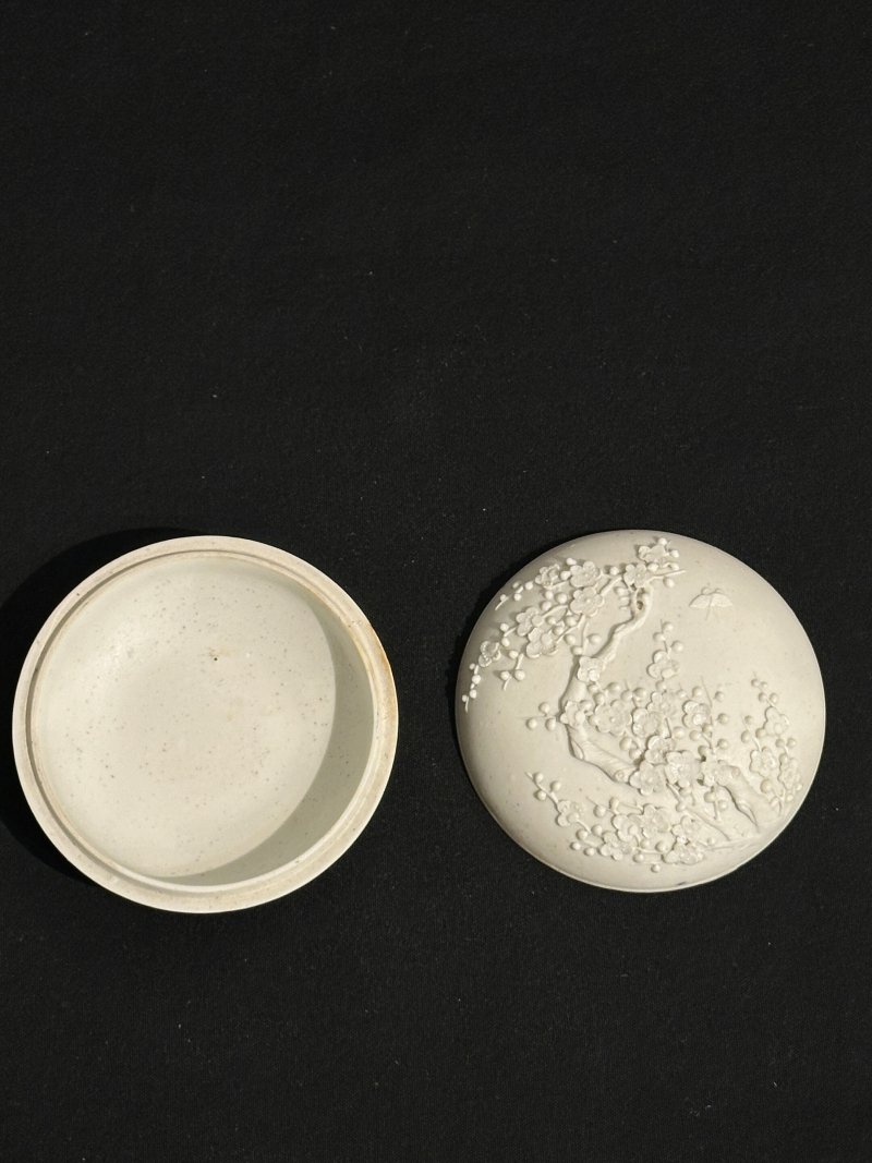 晚清至民國 澀胎牡丹紋洗、梅花紋印泥蓋盒二件 | A BISCUIT PORCELAIN 'PEONY' WASHER AND A 'PLUM BLOSSOM' INK PASTE BOX AND COVER - 图8