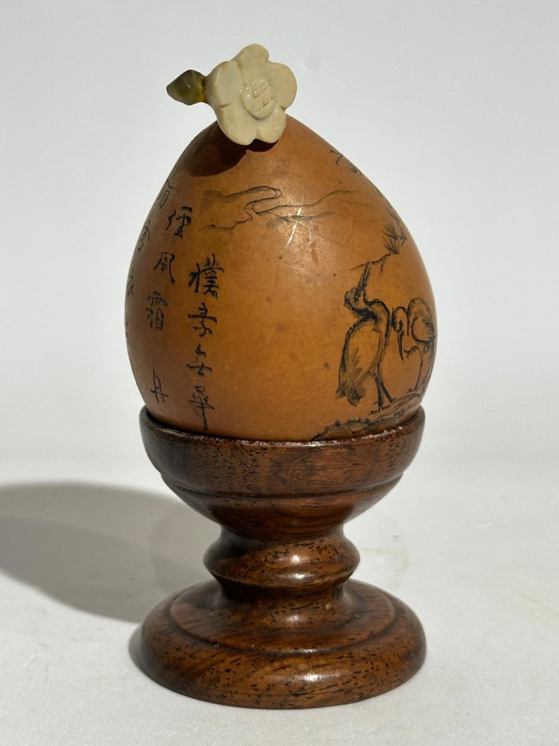 十九/二十世紀 紅漆描金開光山水紋、椰殼詩紋、篆紋、柑皮、匏形詩紋、銅胎畫琺瑯鼻煙壺八件 （西洋人物）⌈乾隆年製⌋藍料楷書款 | EIGHT SNUFF BOTTLES - 图41