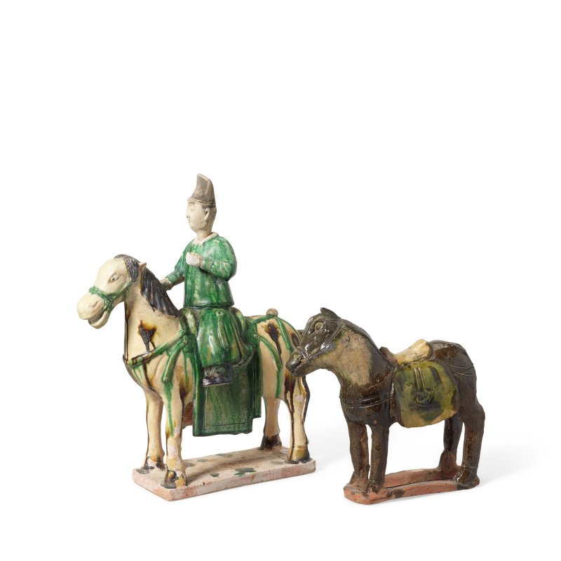 明 三彩騎馬俑及綠釉馬 | A SANCAI-GLAZED RIDER AND A GREEN-GLAZED HORSE - 图2