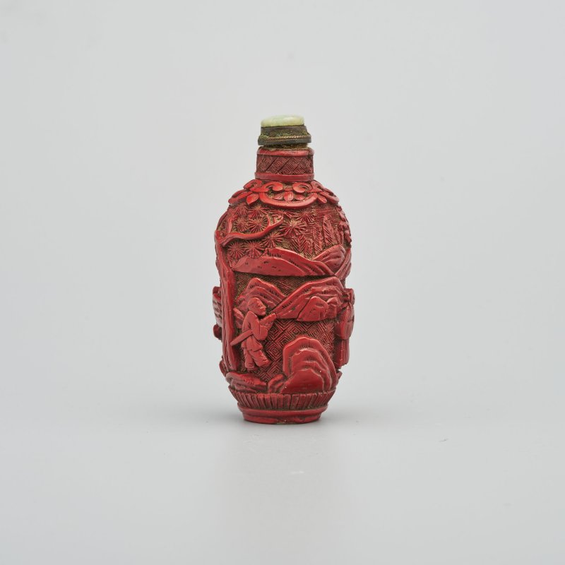 清十八/十九世紀 瓷胎剔紅山水人物紋鼻煙壺 | A CINNABAR LACQUERED-PORCELAIN SNUFF BOTTLE - 图10