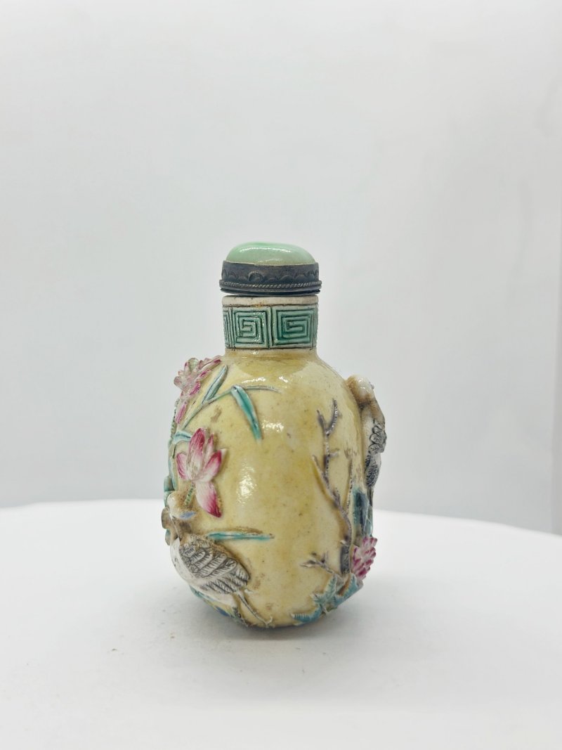 清十九世紀 瓷胎⌈一路連科⌋鼻煙壺、翡翠蓋 | A BISCUIT PORCELAIN 'EGRET AND LOTUS' SNUFF BOTTLE - 图5