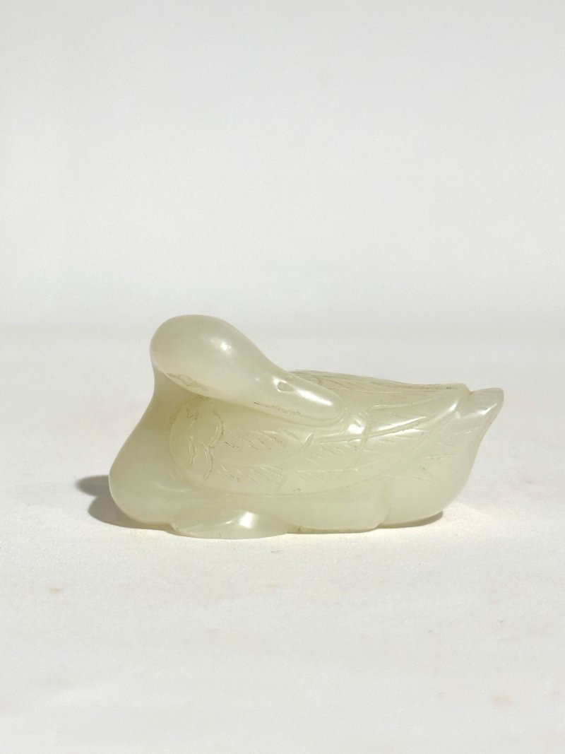 清 白玉⌈鴨⌋擺件 | A WHITE JADE CARVING OF A DUCK - 图5