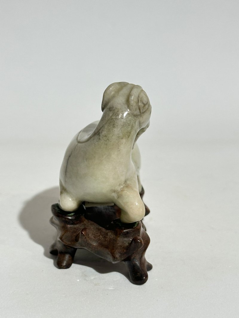 十九/二十世紀 白玉⌈馬⌋、⌈羊⌋三件 及座 | A WHITE JADE 'HORSE' AND TWO JADE 'GOAT' CARVINGS - 图5