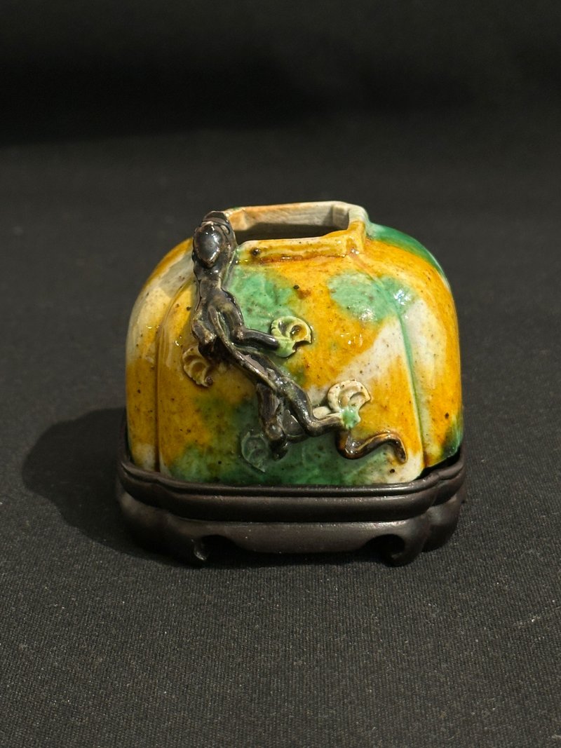 康熙 三彩浮雕螭龍紋水盂 及座 | A SANCAI 'CHI-DRAGON' WATER POT - 图7