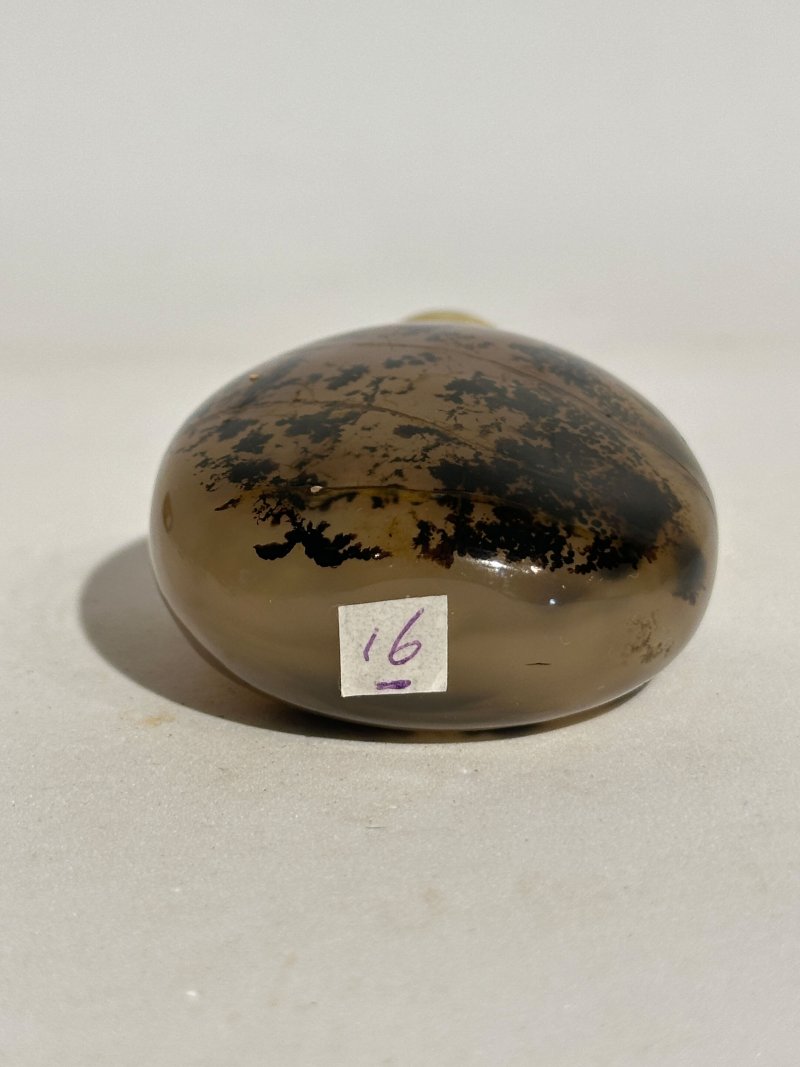 清十九世紀 水藻瑪瑙、纏絲瑪瑙、影瑪瑙鼻煙壺四件 | FOUR AGATE SNUFF BOTTLES - 图6