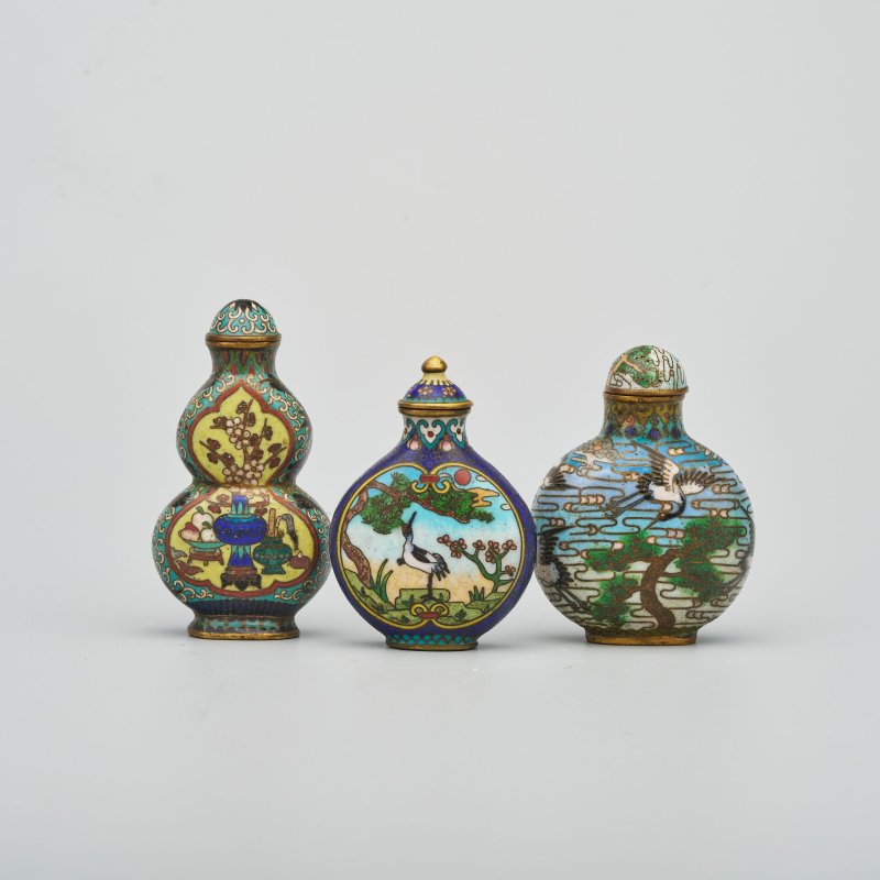 十九/二十世紀 銅胎琺瑯鼻煙壺七件 （博古）⌈乾隆年製⌋款 | SEVEN CLOISONNE ENAMEL SNUFF BOTTLES - 图51