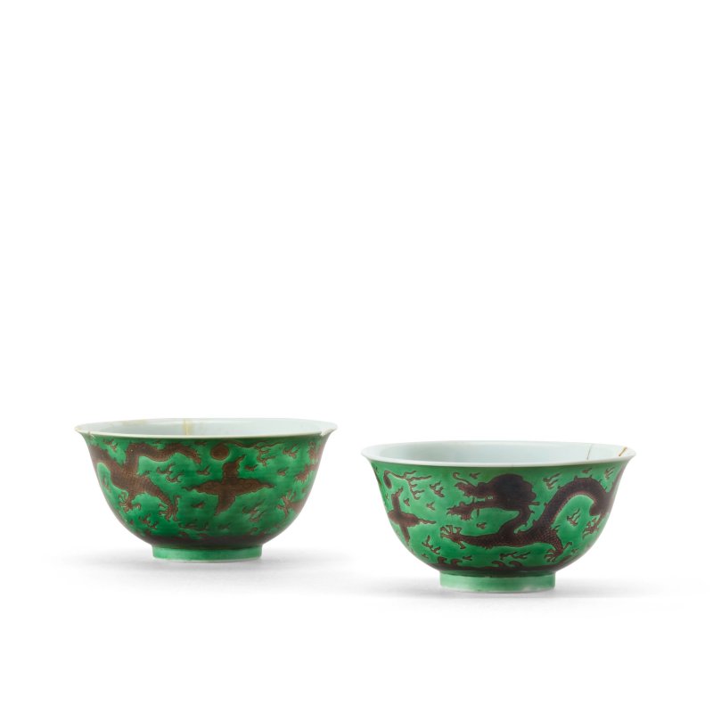 清乾隆 綠地茄皮紫釉龍紋盌一對 | A PAIR OF GREEN-GROUND AUBERGINE-ENAMELLED 'DRAGON' BOWLS - 图3