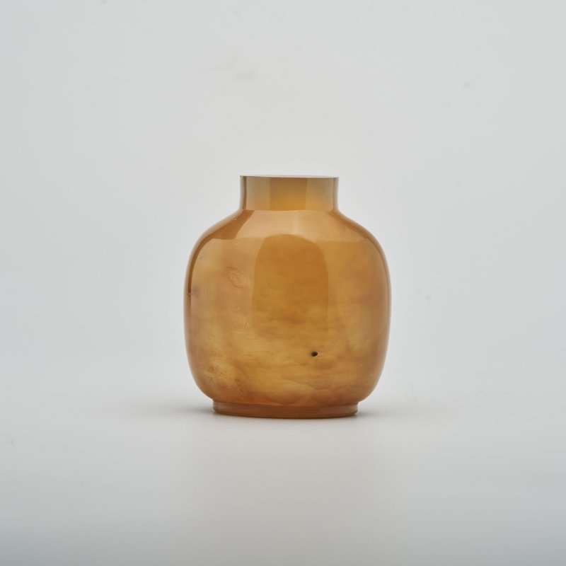 清十九世紀上半葉 瑪瑙鼻烟壺 | A CHALCEDONY AGATE SNUFF BOTTLE - 图1