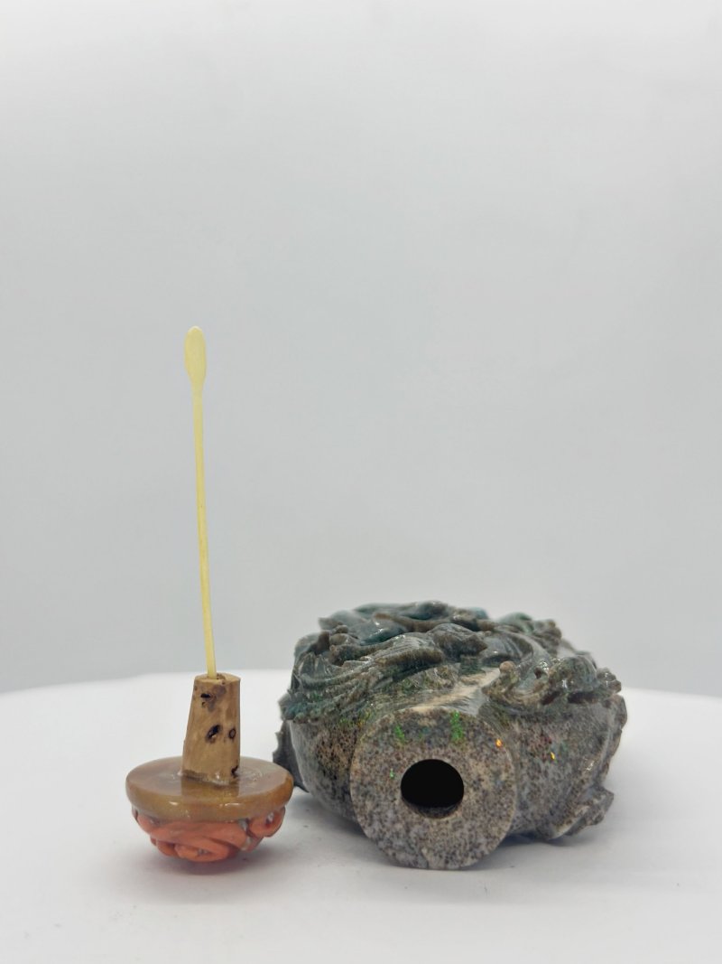 二十世紀 澳寶龍紋鼻煙壺、珊瑚蓋 | A BOULDER OPAL 'DRAGON' SNUFF BOTTLE - 图4