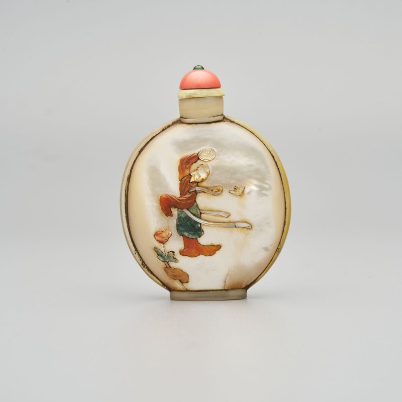 晚清 螺鈿開光⌈松鶴延年•仕女撲蝶⌋鼻煙壺 ⌈乾隆年製⌋刻款 | A MOTHER-OF-PEARL 'CRANE AND PINE' SNUFF BOTTLE - 图10