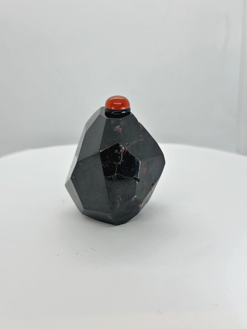十九/二十世紀 石榴紅石英磨花、黑琥珀魚紋鼻煙壺二件 | A FACETED QUARTZ AND A BLACK AMBER SNUFF BOTTLE - 图8