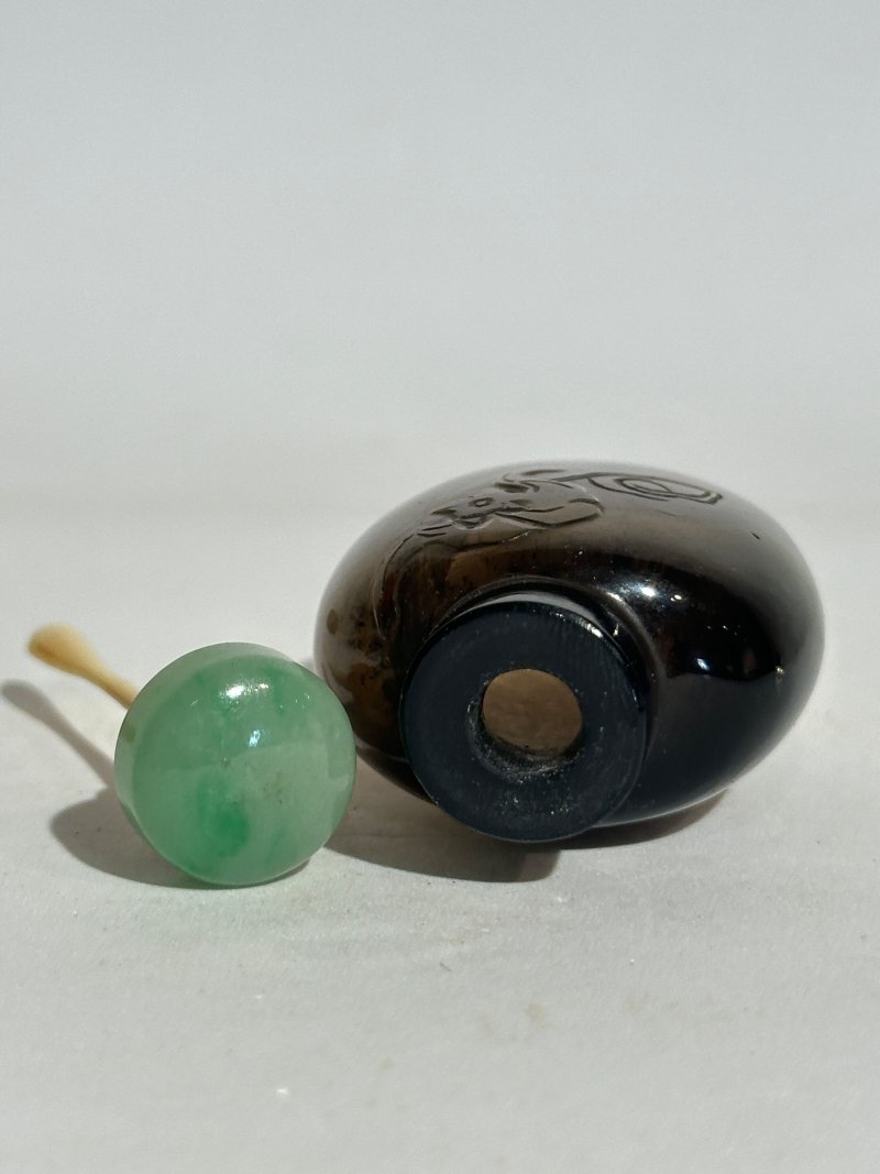 清十九世紀 雙聯瑪瑙、煙晶蝠紋鼻煙壺二件 | A SMOKY QUARTZ AND A CHALCEDONY AGATE DOUBLE SNUFF BOTTLE - 图4