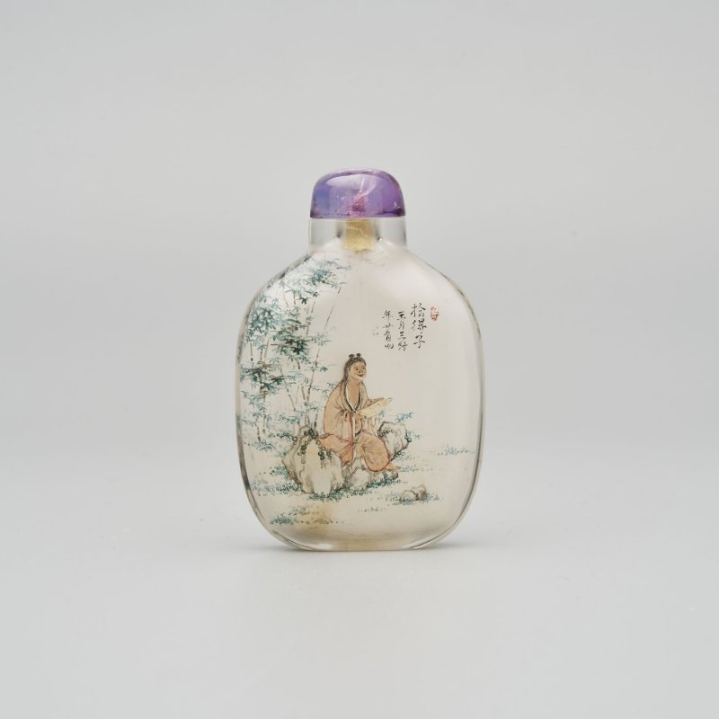 （壺）清十八/十九世紀 王習三作 水晶內畫「拾得子‧寒山子」鼻煙壺、紫水晶蓋 一九六二年作 | AN INSIDE PAINTED ROCK CRYSTAL 'HEHE ERXIAN' SNUFF BOTTLE