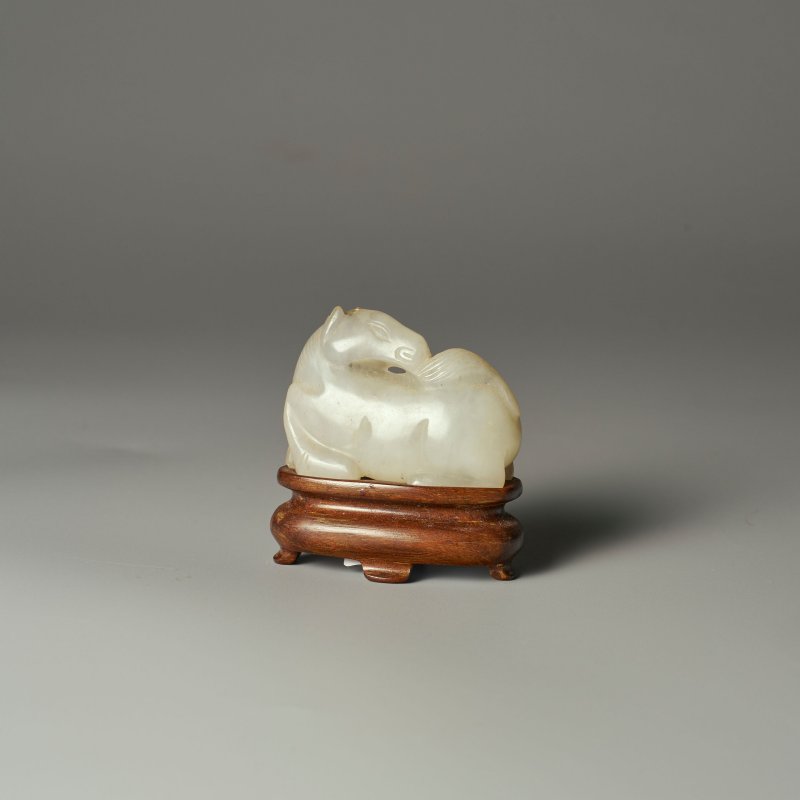 十九/二十世紀 白玉⌈馬⌋、⌈羊⌋三件 及座 | A WHITE JADE 'HORSE' AND TWO JADE 'GOAT' CARVINGS - 图25