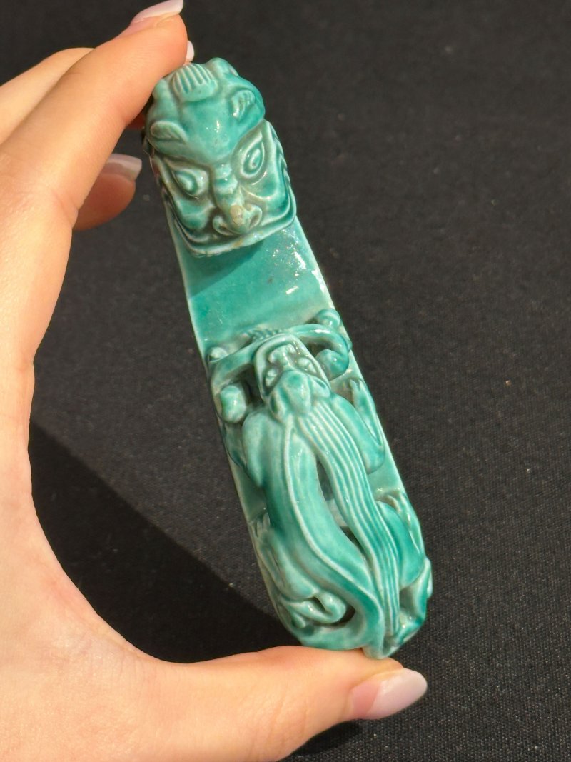 清十九世紀 孔雀綠釉龍紋帶鈎 | A GREEN-GLAZED 'DRAGON' BELT BUCKLE - 图4