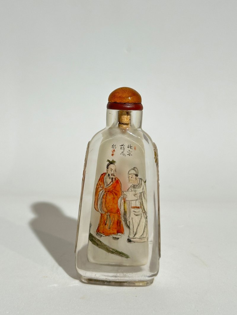 民國 薛成彩作 水晶內畫「北京」、「尤氏」鼻煙壺二件 | TWO INSIDE PAINTED ROCK CRYSTAL SNUFF BOTTLES - 图4