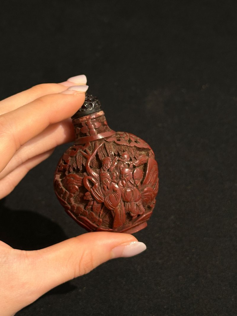 清十九世紀 剔紅人物紋鼻煙壺二件 | TWO CINNABAR LACQUER SNUFF BOTTLES - 图8