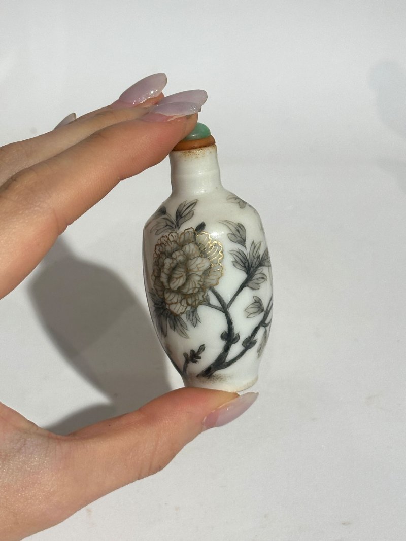 晚清至民國 瓷鼻煙壺四件 （雙聯）⌈康熙年製⌋礬紅篆書款、（「潯陽令印」）⌈太獅少保⌋礬紅楷書款、（花卉）⌈玩⌋礬紅楷書款 | FOUR CERAMIC SNUFF BOTTLES - 图9