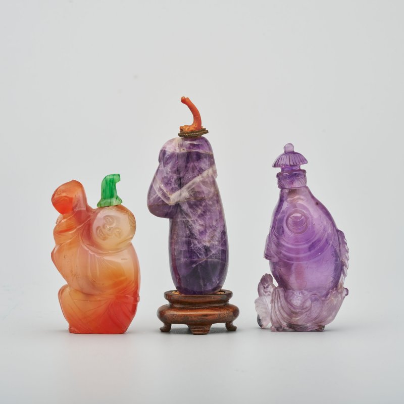 十九/二十世紀 瑪瑙、紫水晶鼻煙壺三件 | A CARNELIAN AND TWO AMETHYST SNUFF BOTTLES