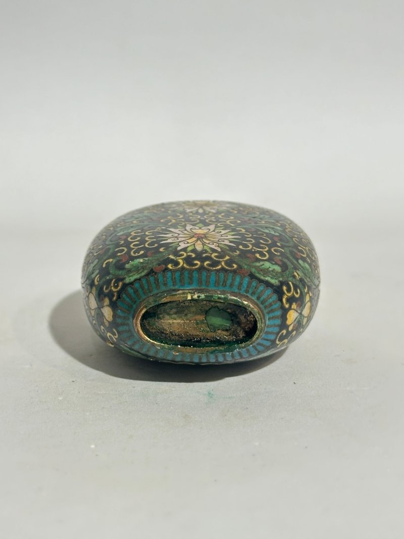 十九/二十世紀 銅胎琺瑯鼻煙壺七件 （博古）⌈乾隆年製⌋款 | SEVEN CLOISONNE ENAMEL SNUFF BOTTLES - 图17