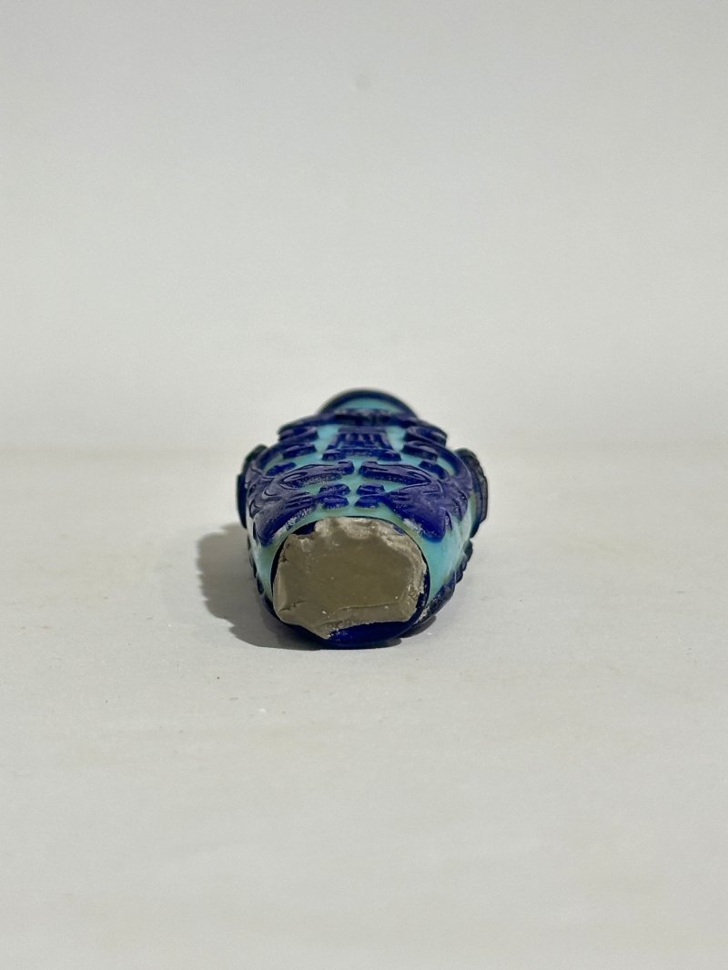 晚清 霏雪地套綠玻璃⌈一路連科⌋、⌈和諧美滿⌋鼻煙壺二件、（蟹）翡翠蓋；十九/二十世紀 涅白地套黑玻璃壽字紋、涅白地套棕玻璃、藍地套藍玻璃福壽紋鼻煙壺三件 | FIVE OVERLAY GLASS SNUFF BOTTLES - 图11