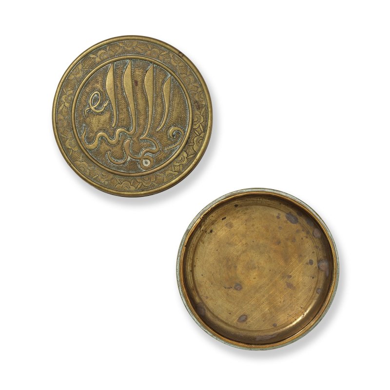 明 十六/十七世紀 銅梅紋阿拉伯式香盒 | AN ARABIC-INSPIRED CIRCULAR BRONZE 'PRUNUS' BOX AND COVER - 图4