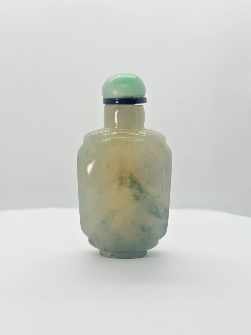 晚清 翡翠光素鼻煙壺、翡翠蓋 | A RUSSET AND GREEN JADEITE SNUFF BOTTLE - 图6