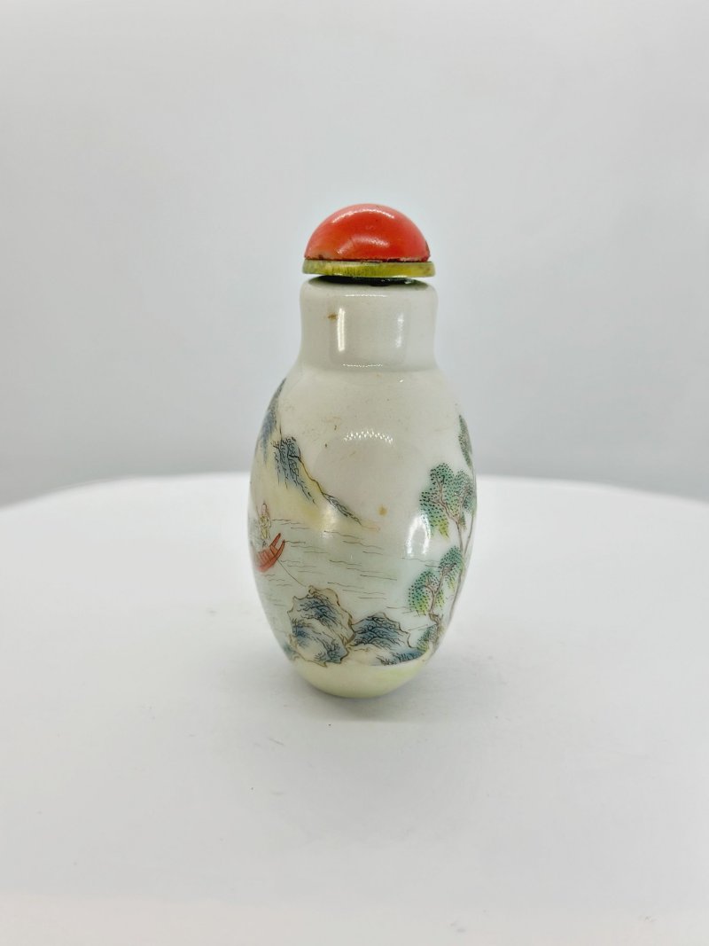 清十九世紀 粉彩⌈柳溪漁樂⌋鼻煙壺、珊瑚蓋 | A FAMILLE ROSE 'FISHERMEN' SNUFF BOTTLE - 图5