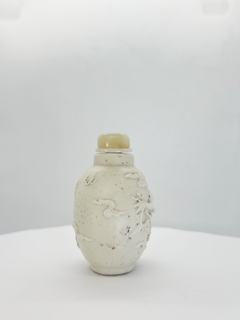 清光緒 瓷胎模印雲龍紋鼻煙壺 | A MOULDED BISCUIT PORCELAIN 'DRAGON' SNUFF BOTTLE - 图7