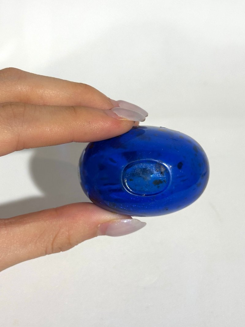 清十九世紀 藍地灑金星玻璃鼻煙壺 | A SAPPHIRE-BLUE AVENTURINE-GLASS SNUFF BOTTLE - 图2