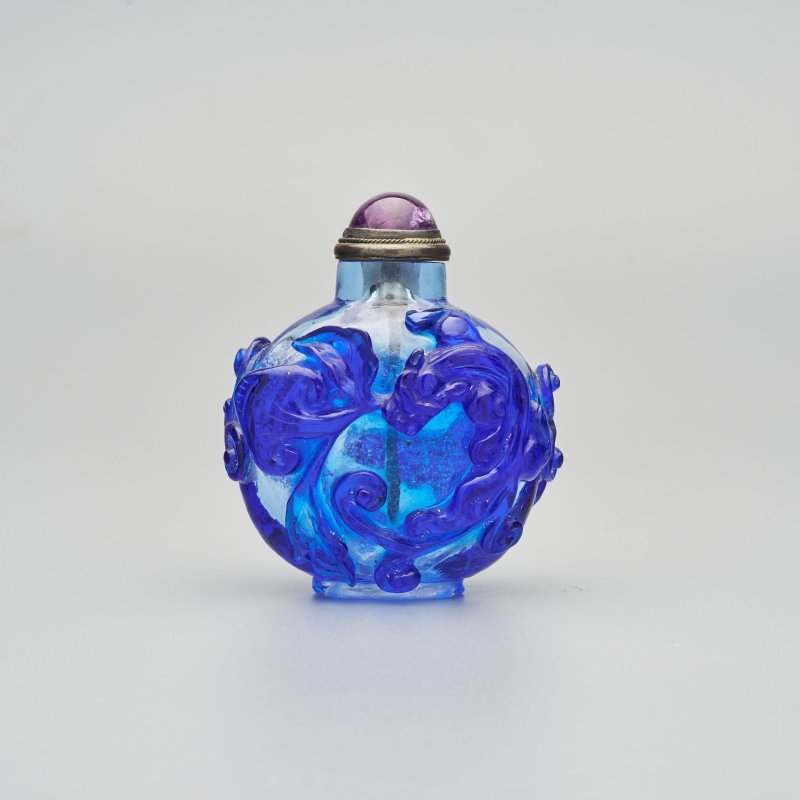 清十九世紀 透明地套藍玻璃螭龍紋鼻煙壺 | A BLUE OVERLAY TRANSLUCENT GLASS 'CHI DRAGON' SNUFF BOTTLE - 图10