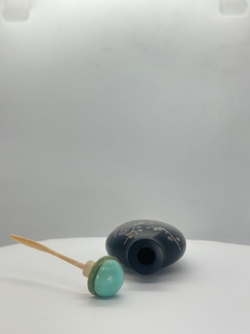 清1770-1820 黑玻璃畫琺瑯花卉紋鼻煙壺 ⌈乾隆年製⌋篆書款 | AN ENAMELLED BLACK GLASS 'FLORAL' SNUFF BOTTLE - 图4