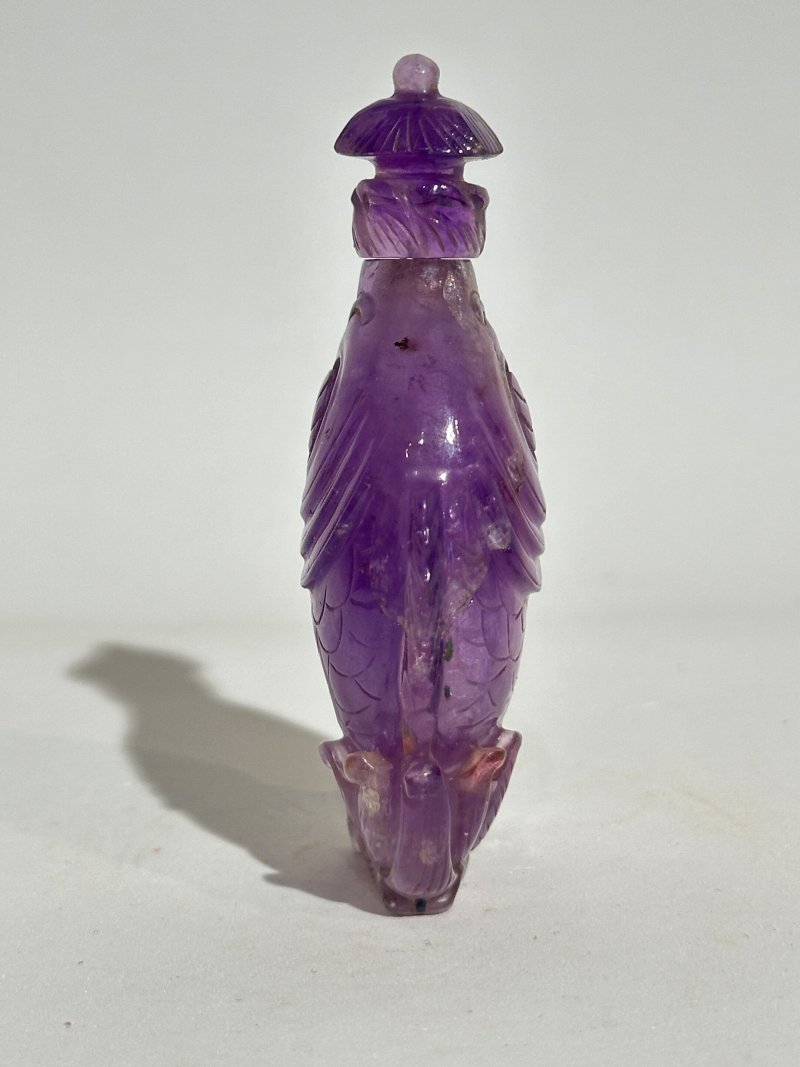 十九/二十世紀 瑪瑙、紫水晶鼻煙壺三件 | A CARNELIAN AND TWO AMETHYST SNUFF BOTTLES - 图18