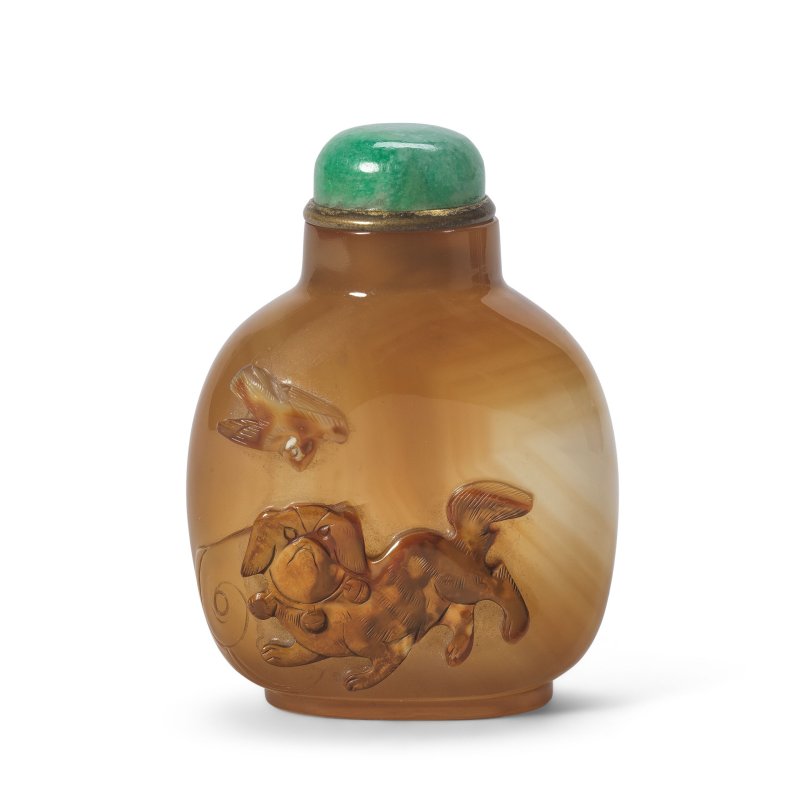 清 一七八零至一八五零年 瑪瑙雕獅犬喜鵲圖鼻烟壺 | A SHADOW AGATE 'PEKINGESE AND MAGPIE' SNUFF BOTTLE