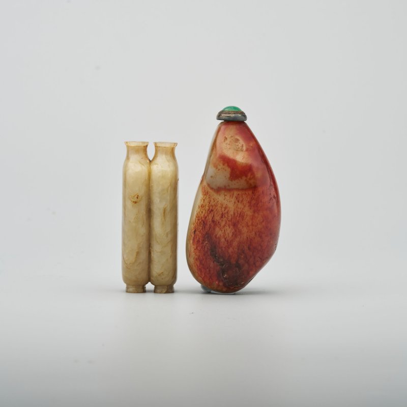 清十九世紀 灰白玉雙聯、青白玉卵石隨形鼻烟壺二件 | A GREYISH WHITE JADE PEBBLE, AND A GREYISH WHITE JADE DOUBLE SNUFF BOTTLE