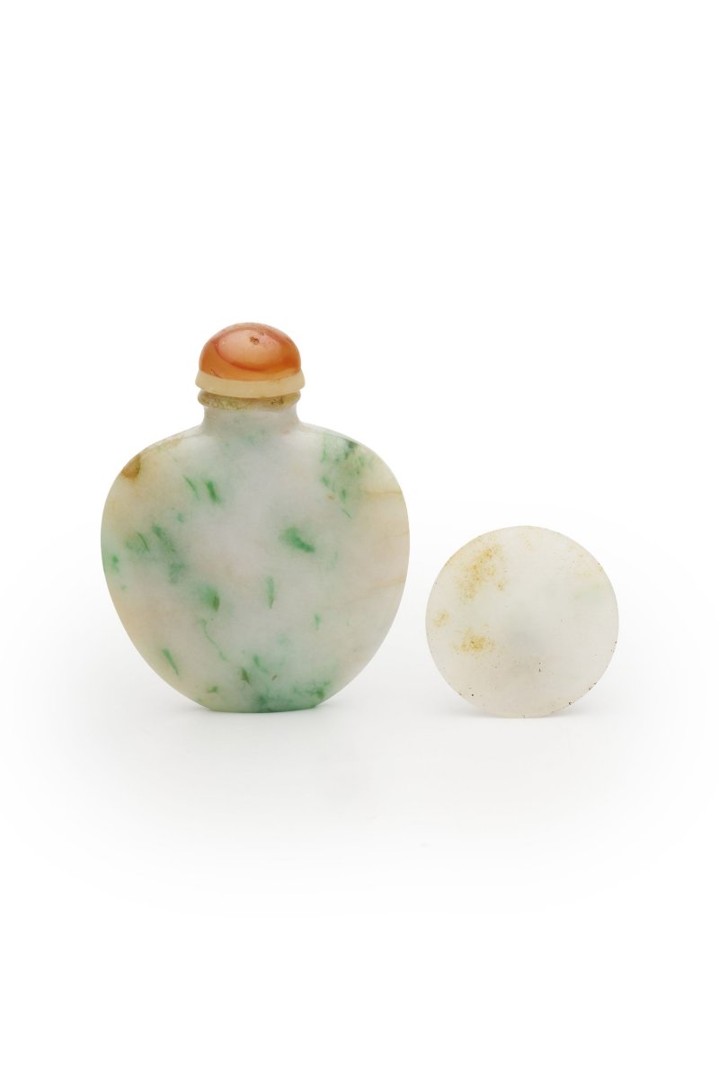 晚清 翡翠鼻烟壺及烟碟 | A JADEITE SNUFF BOTTLE AND A SNUFF DISH - 图1