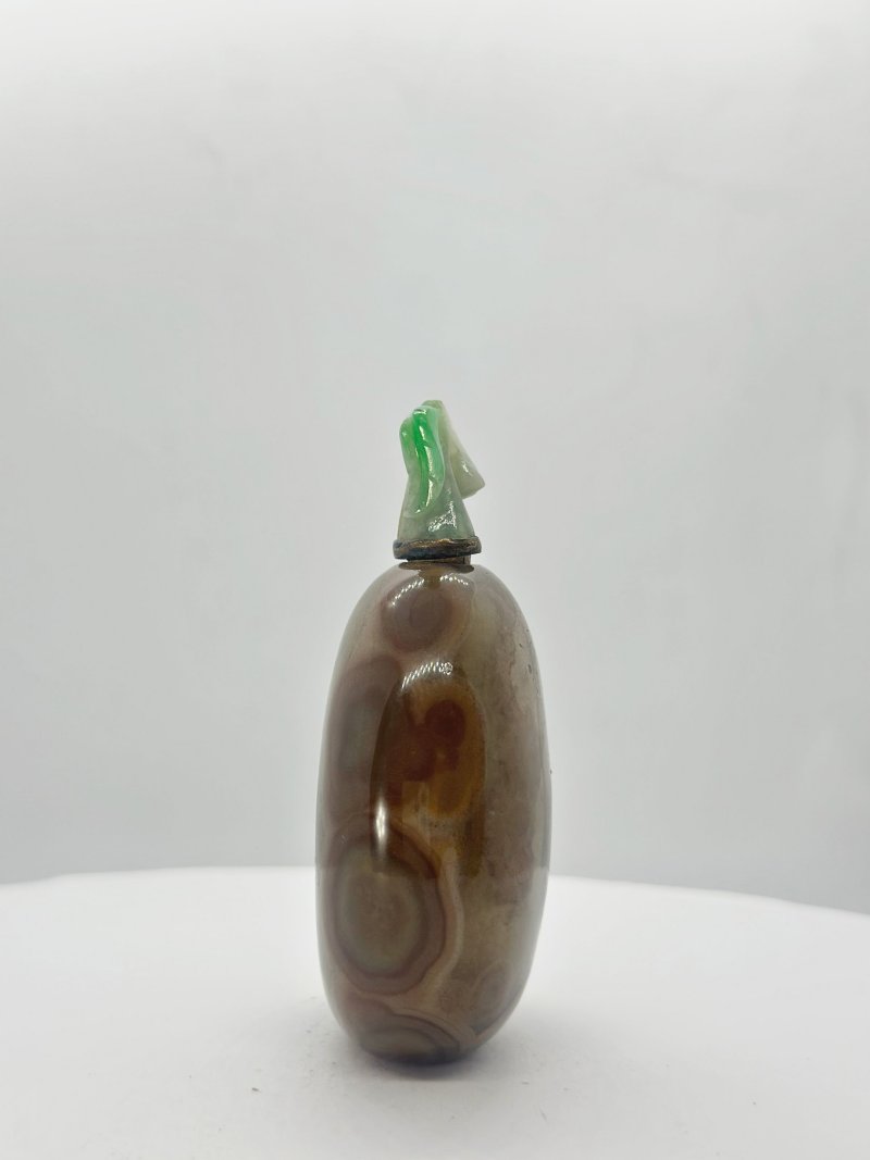 晚清 纏絲瑪瑙隨形鼻煙壺、翡翠蓋 | A CONCENTRIC AGATE 'PEBBLE' SNUFF BOTTLE - 图7