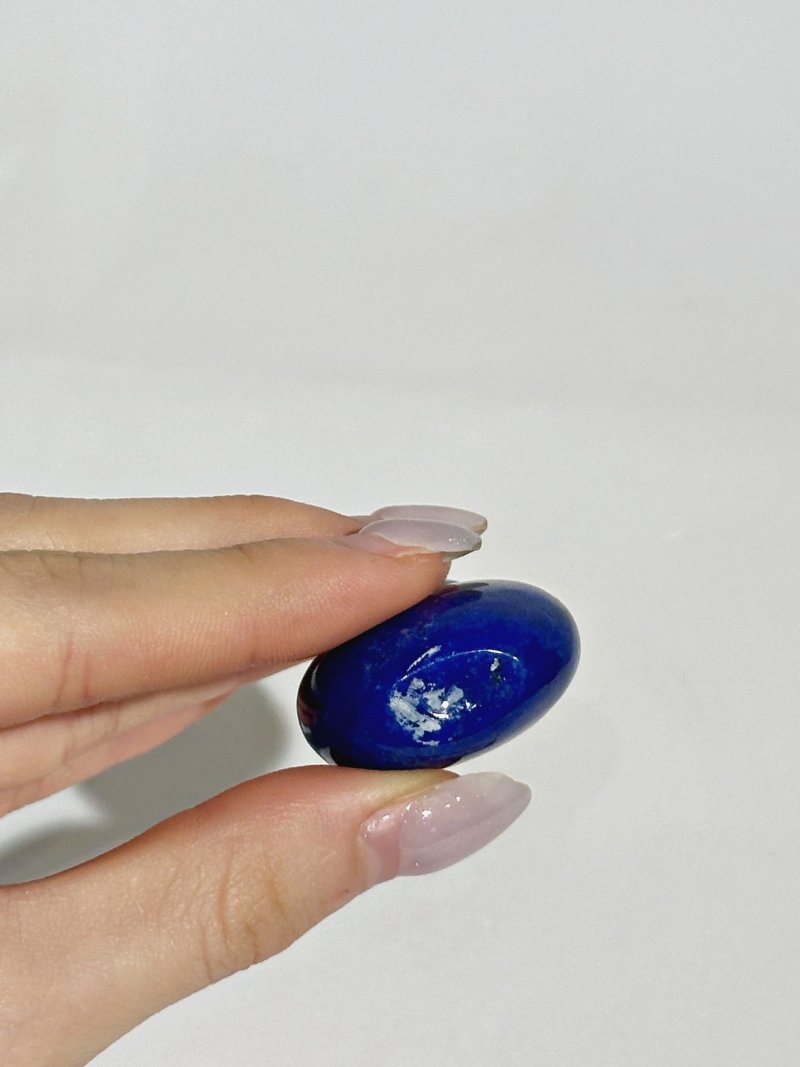 清中期 青金石葫蘆形包袱紋鼻煙壺 | A LAPIS LAZULI 'DOUBLE GOURD' SNUFF BOTTLE - 图2
