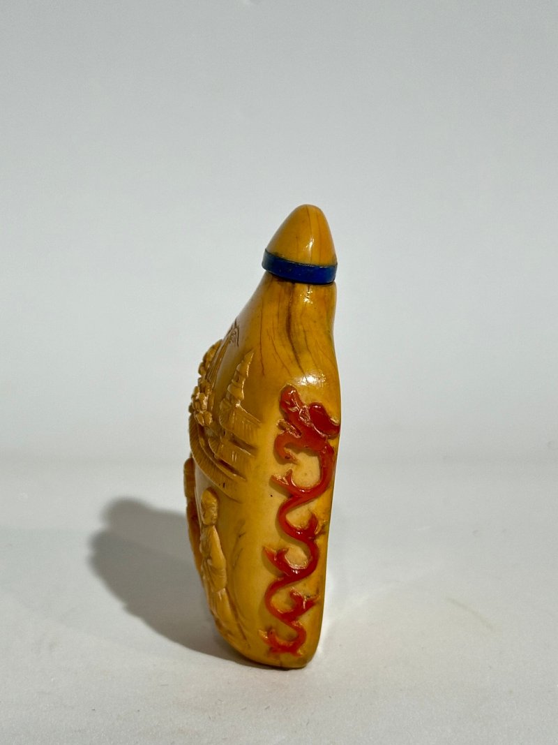 清咸豐 鶴頂紅詩文人物紋鼻煙壺 一八五二年作 | A HORNBILL 'FIGURES' SNUFF BOTTLE - 图6