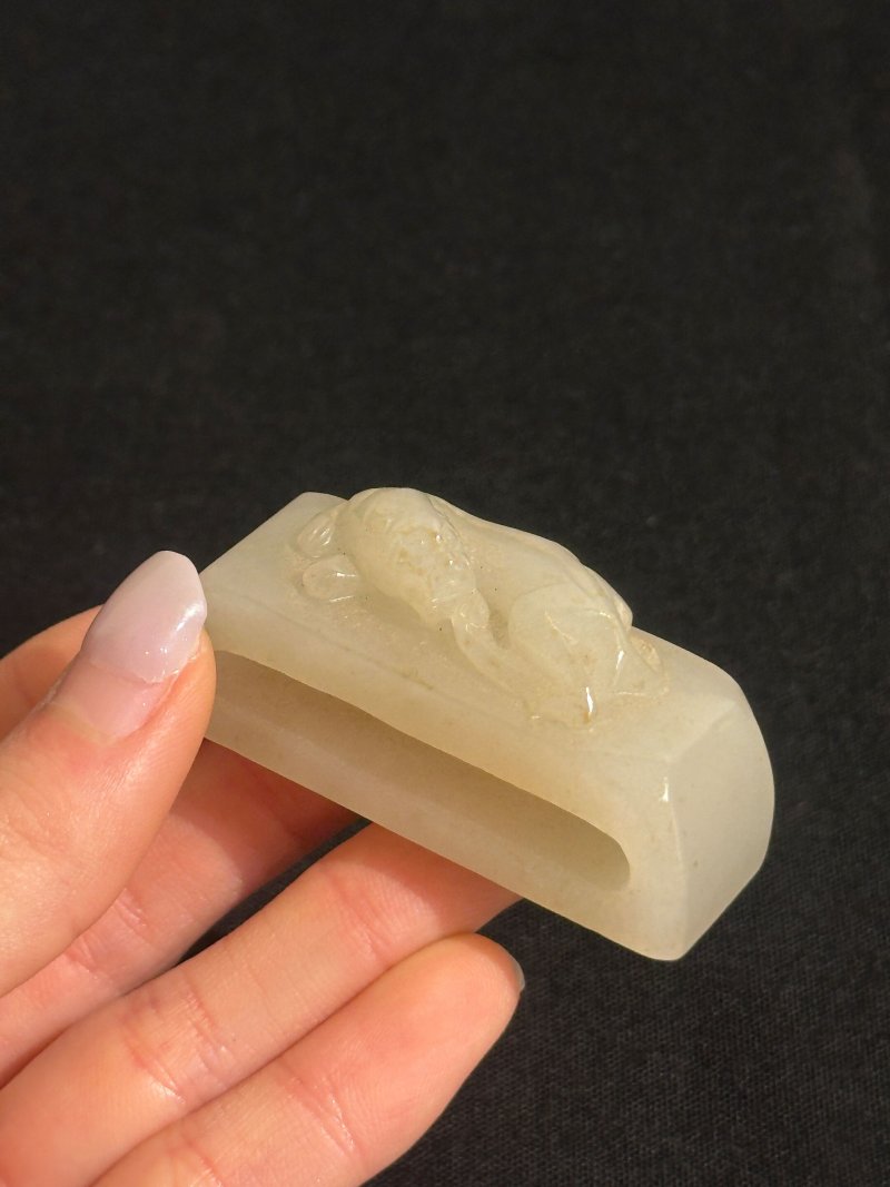 清 白玉瑞獸紋帶穿 | A WHITE JADE BELT FITTING - 图4