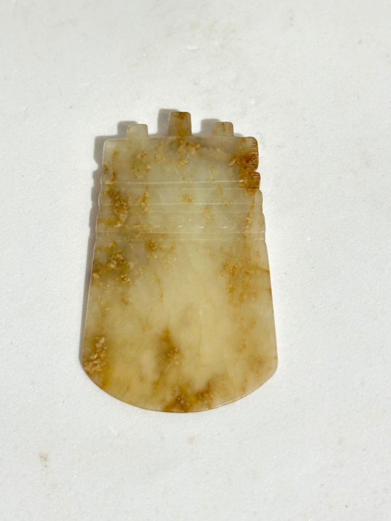 十九/二十世紀 青玉帶沁仿古鉞 | AN ARCHAISTIC RUSSET JADE AXE BLADE, YUE - 图2