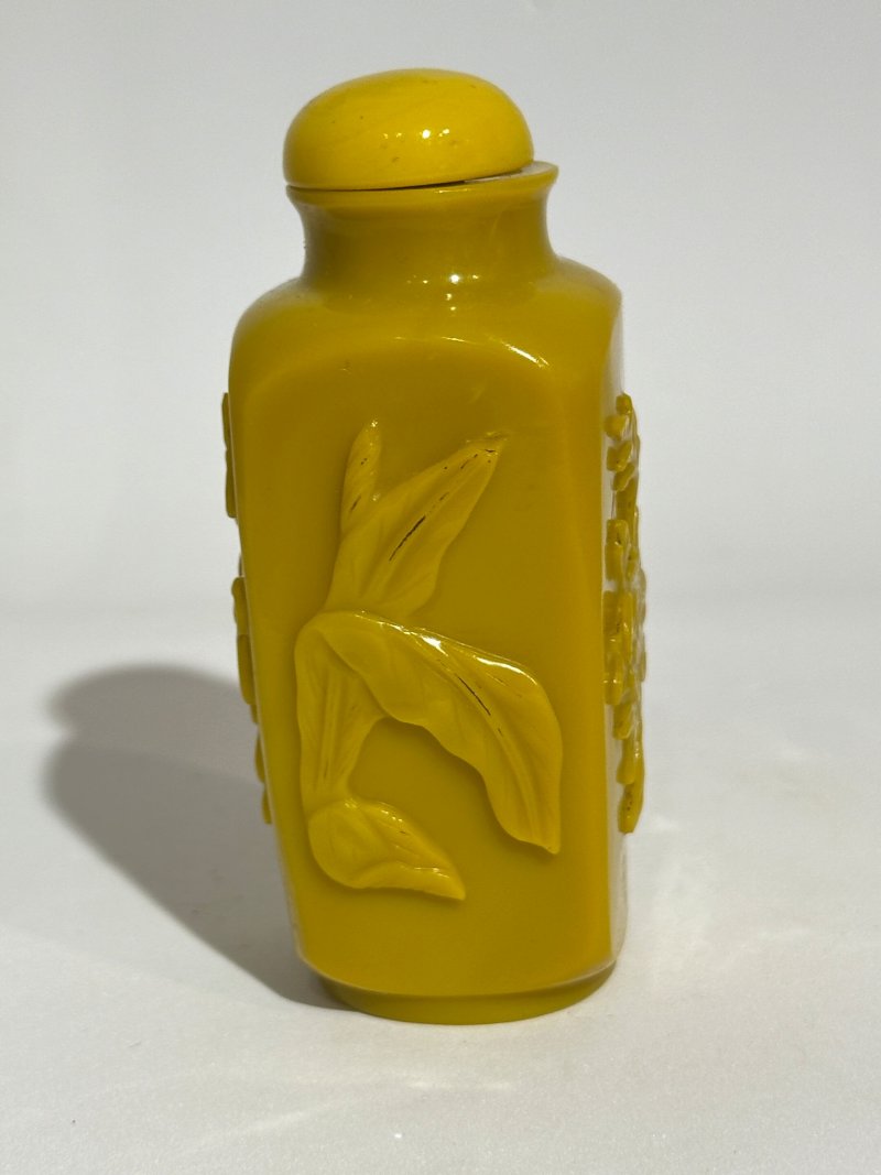 二十世紀 雞油黃玻璃光素、花卉紋鼻煙壺四件 | FOUR YELLOW GLASS SNUFF BOTTLES - 图12