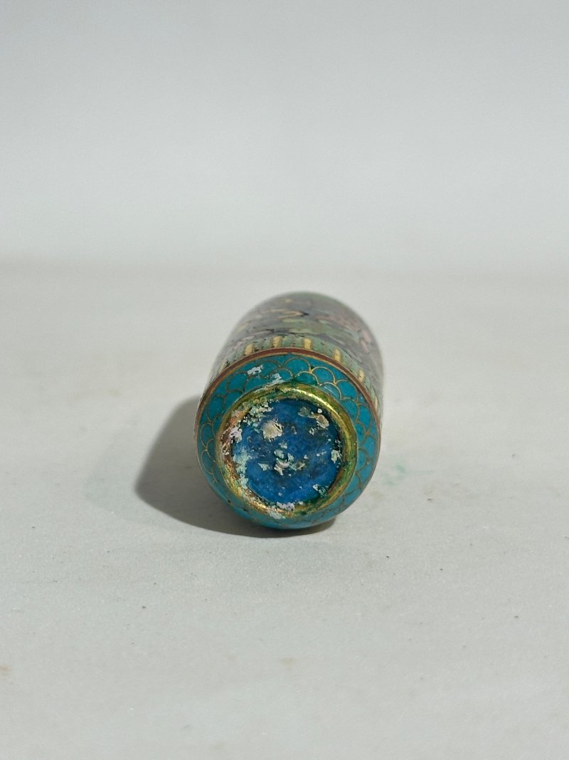 十九/二十世紀 銅胎琺瑯鼻煙壺七件 （博古）⌈乾隆年製⌋款 | SEVEN CLOISONNE ENAMEL SNUFF BOTTLES - 图34