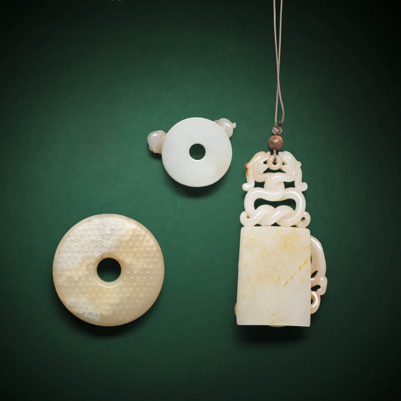 清或更晚 仿古玉璧兩件及鉞形珮一件 | THREE ARCHAISTIC JADE PENDANTS - 图2