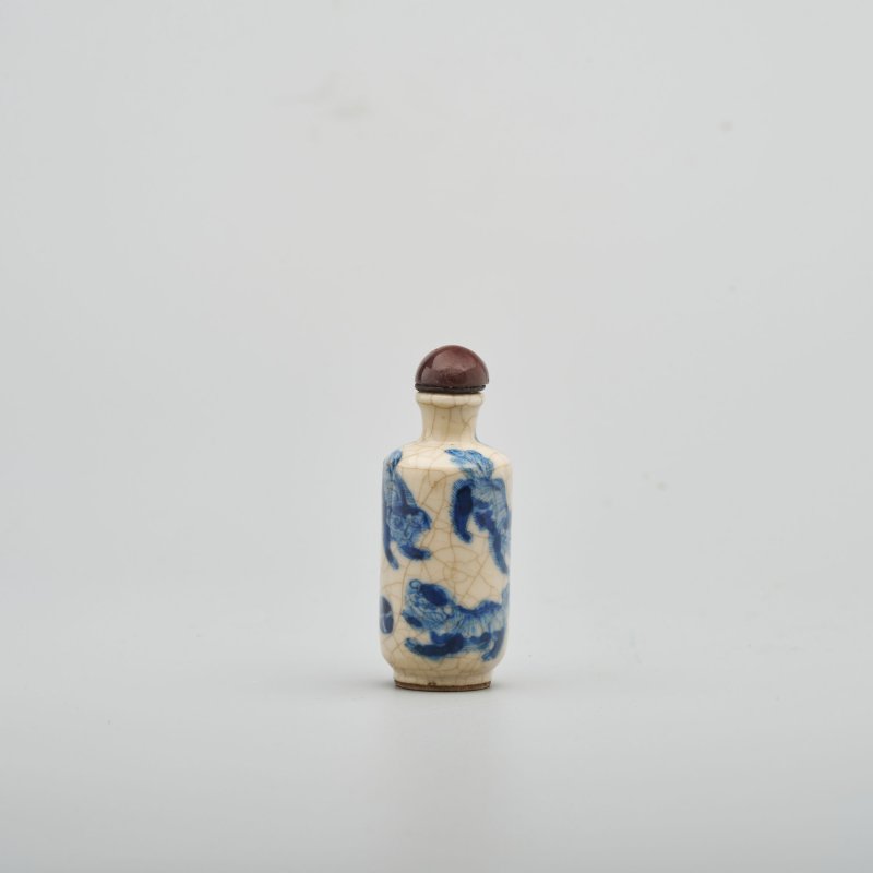 晚清 青花瑞獅紋鼻煙壺 | A SOFT PASTE BLUE AND WHITE 'BUDDHIST LIONS' SNUFF BOTTLE