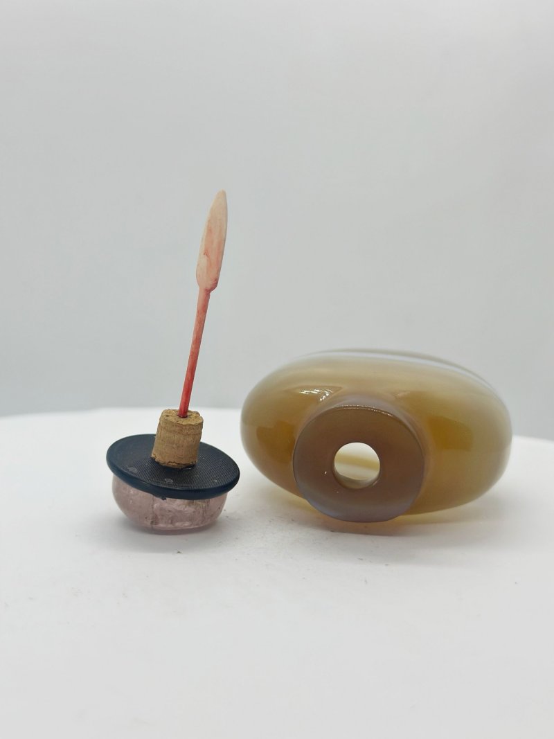 清十八/十九世紀 玉帶瑪瑙鼻煙壺 | A BANDED AGATE SNUFF BOTTLE - 图4