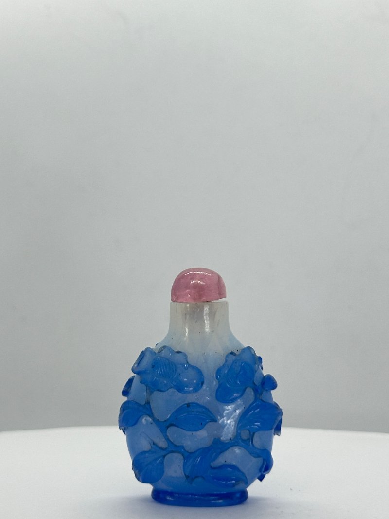 清十九世紀 霏雪地套藍玻璃花卉紋鼻煙壺；十九/二十世紀 透明玻璃藍粉點彩鼻煙壺 | A BLUE OVERLAY GLASS 'FLOWERS' AND A BLUE AND PINK MOTTLED SANDWICH GLASS SNUFF BOTTLE - 图4