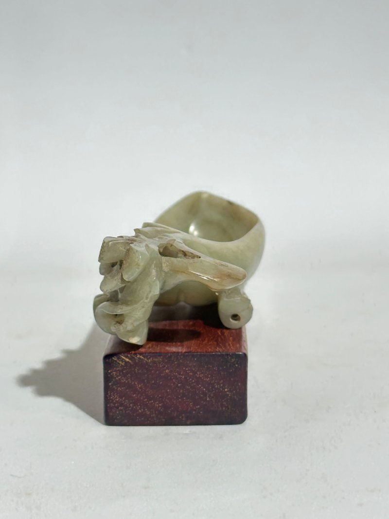 莫臥兒 十九世紀 翠玉花卉紋執瓢 及座 | A PALE GREEN JADE WASHER - 图7